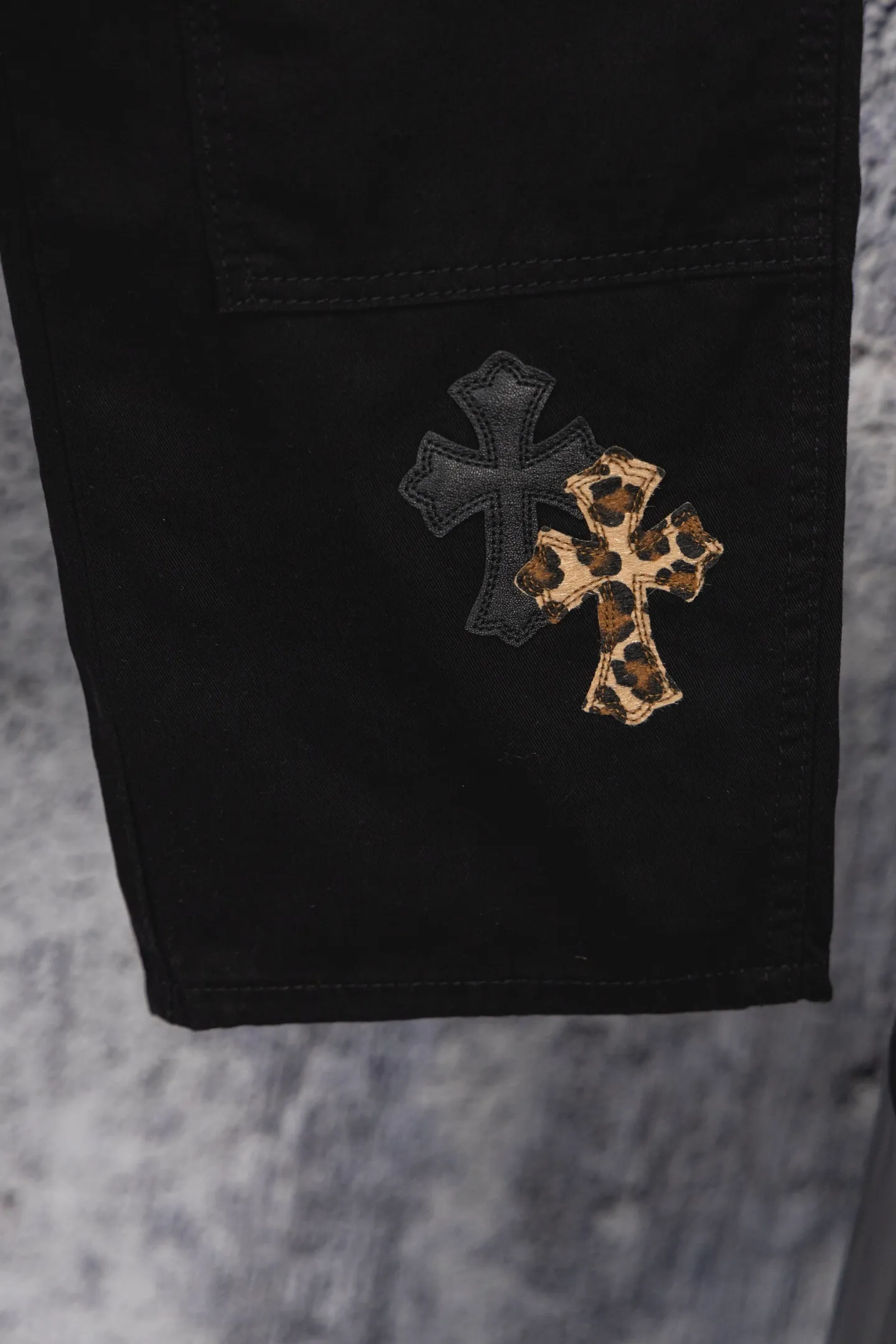 P260 chrome hearts SEVENTEEN-Hoshi Quan Shunrong's new leopard print cross patch leather black jeans vi Top heavy industry fashionable design] Consistent high street luxury style creation. Speaking of this style, the Zangyin family and GU family are definitely the leading representative brands. Especially the Zangyin family has really achieved a state-of-the-art effect in creating high street style. The unique washed material is used to create this style. The color system is quite eye-catching. After it is decorated with patchwork cross flowers, it cleverly highlights the charm of the brand. Secondly, this style uses classic The classic high-waist cutting design highlights the long legs and fashionable temperament of the upper body. The brand is highly recognizable and the slim fit configuration is more suitable for daily wear. It is a product that interprets personality, fashion, and specifications at a glance. This single product is enough to make any fan excited. It can be a white T-shirt for youthful preppy style, or a tight suspender for lady style. It has strong matching ability and can be easily controlled by men.  [Materials and craftsmanship] Needless to say, this point goes without saying. As an excellent craftsman brand, Zangyin’s requirements for details and craftsmanship are really perfect. The washed color of this model has gone through so many processes, not to mention the embellishment of denim appliques. It is also purely hand-made and sewn. Just like what they believe in, only hand-made things have soul and have the meaning of wear. A top-notch heavy-duty fashionable denim item, I look forward to your perfect interpretation! ! Size: 28-36 Color: black